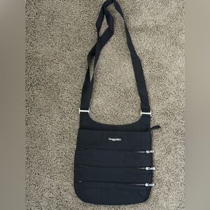 Baggallini Big Zipper Travel Crossbody Bag Black